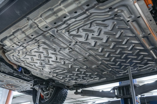 Защита днища Zeekr 9X металлическими листами