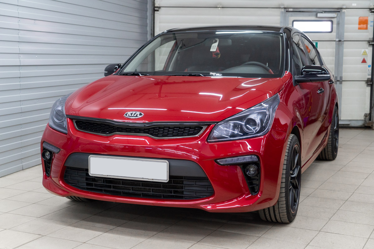 Оклейка крыши KIA Rio черной виниловой пленкой