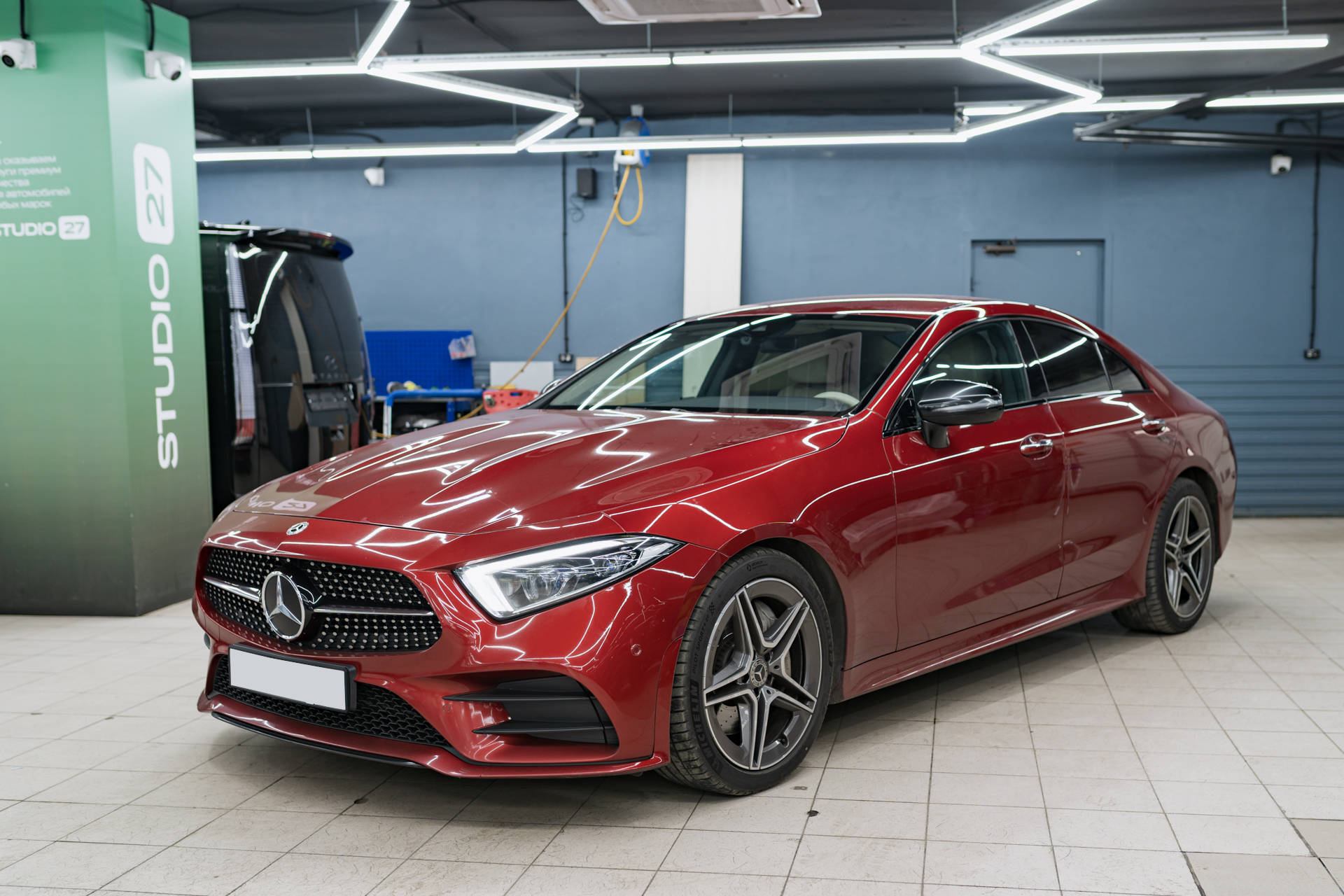 Оклейка передней полусферы Mercedes-Benz CLS атермальной пленкой