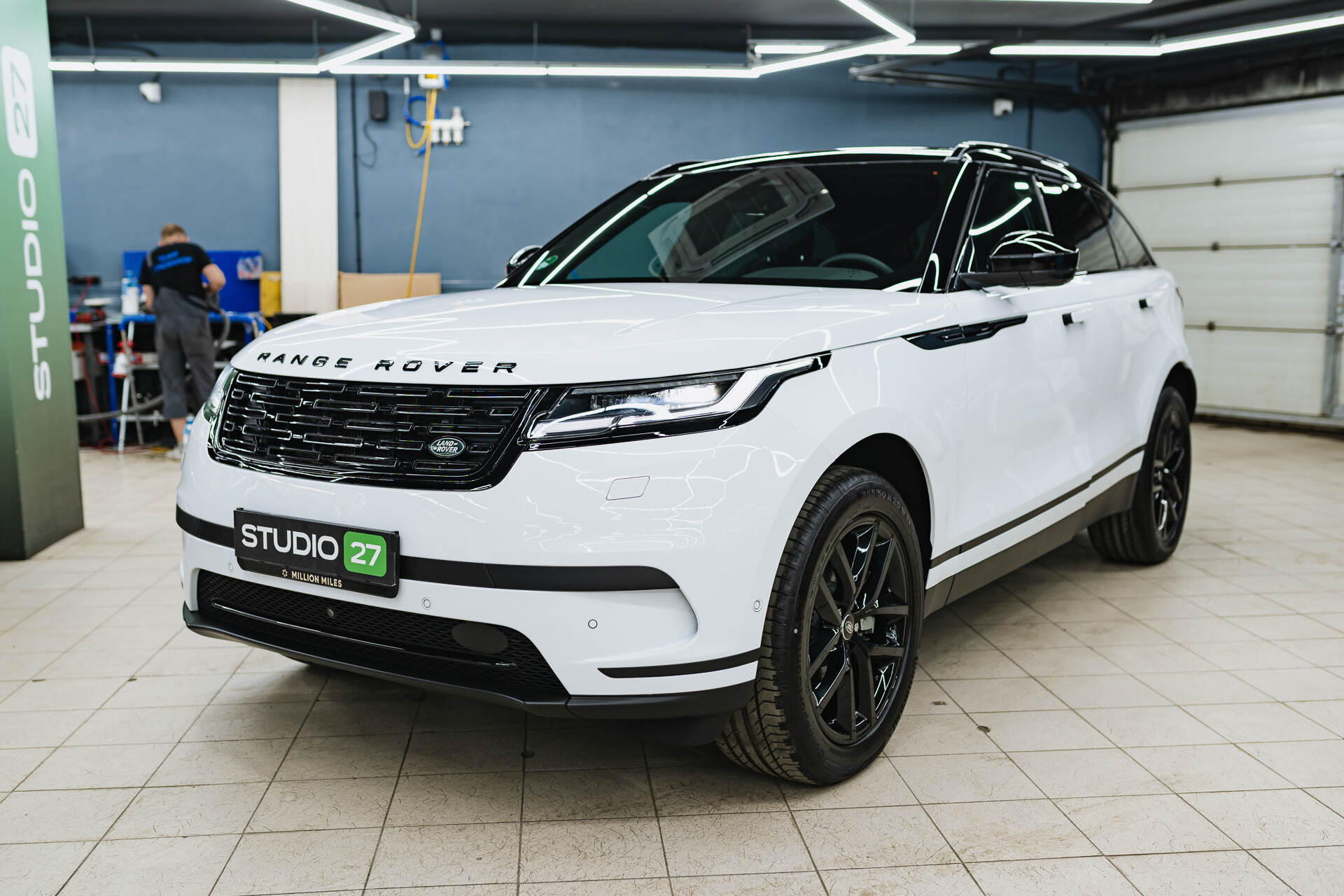 Полная оклейка кузова Range Rover Velar глянцевой плёнкой