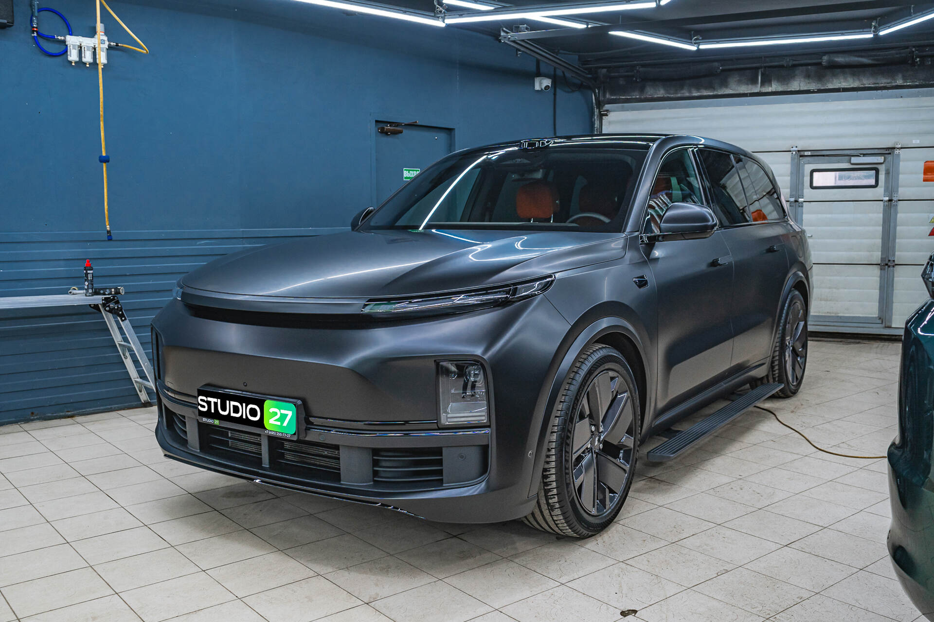 Оклейка матовой полиуретановой плёнкой Lixiang L9