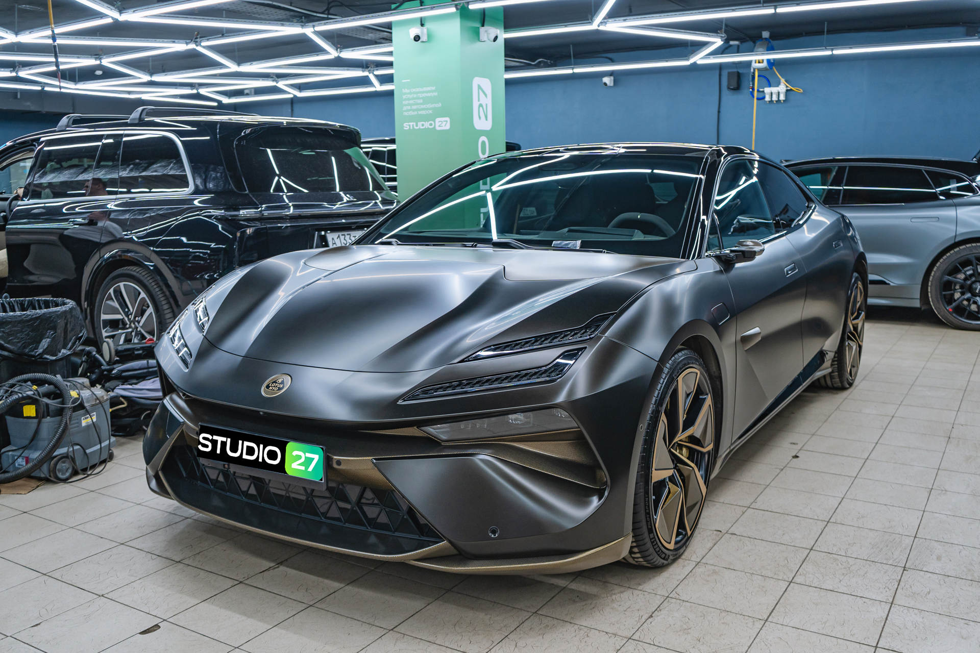 Керамика кузова Lotus Emeya поверх матовой плёнки